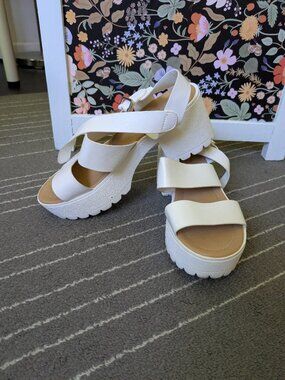 Stylish S White Platform Sandals, Size 8.5